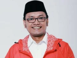 Guntur Romli Sindir Benny K Harman yang Pelukan dengan Kapolri, Usai Suruh Mundur