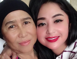 Ibu Dewi Perssik Sudah 70 Tahun, Masih Ada Nekat Melamar dan Sogok Pakai Mobil